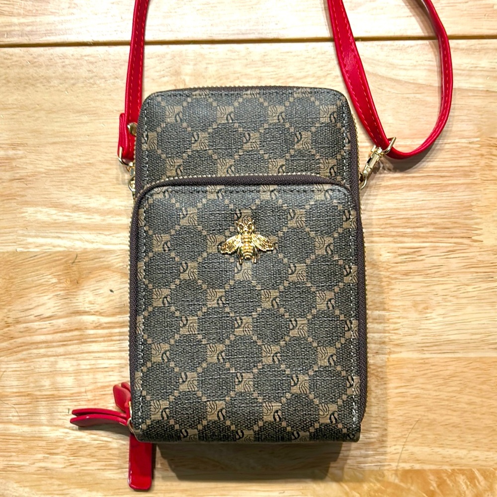 EUC Chic Unlimited🐝 📷Crossbody Bag